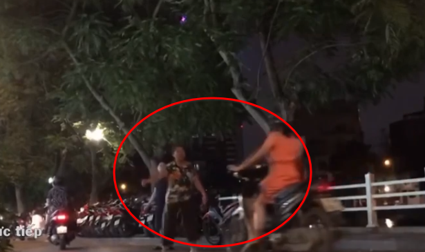 Bà chủ quán lẩu ngang nhiên đứng giữa đường vẫy khách