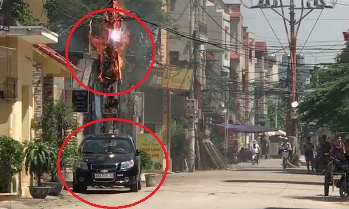 Cột điện cháy nổ ngùn ngụt sát ô tô, dân dửng dưng đứng quay clip
