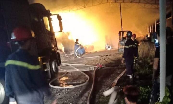 Công ty sản xuất bông gòn ở Bình Dương bốc cháy dữ dội trong đêm