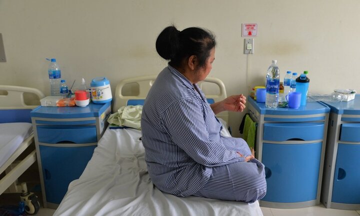 Sợ đau, thà chết không chịu phẫu thuật, người phụ nữ bị 'lừa' đi ăn cỗ để đến bệnh viện