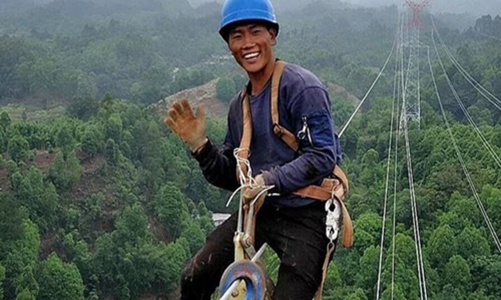 Thợ điện Trung Quốc ăn trưa trên độ cao 130 mét