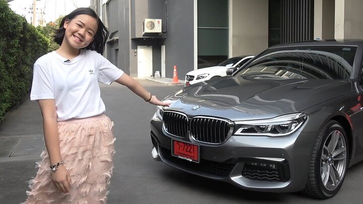 Video: Bé gái 'tài không đợi tuổi', mua BMW 7 Series ở tuổi 12