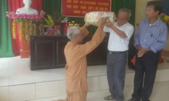 Bức ảnh người học trò đầu bạc quỳ trước thầy giáo cũ khiến cộng đồng mạng xúc động