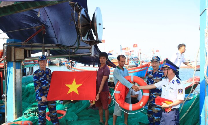 Cảnh sát biển đồng hành cùng ngư dân huyện đảo Lý Sơn