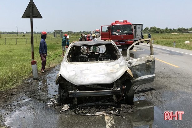 Clip: Ô tô Ford Ecosport nghi mắc rơm, cháy ngùn ngụt trơ khung ở Hà Tĩnh