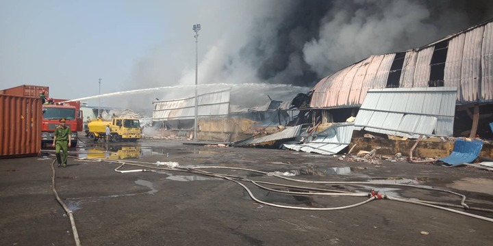 Video: Lửa bốc ngùn ngụt thiêu rụi xưởng nhựa ở Hải Phòng