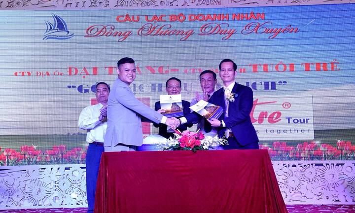 Những cái bắt tay ký kết ngay trong lễ ra mắt CLB Doanh nhân đồng hương Duy Xuyên