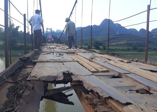 Người dân 'đánh đu tính mạng' đi qua cầu treo mục ở Hòa Bình