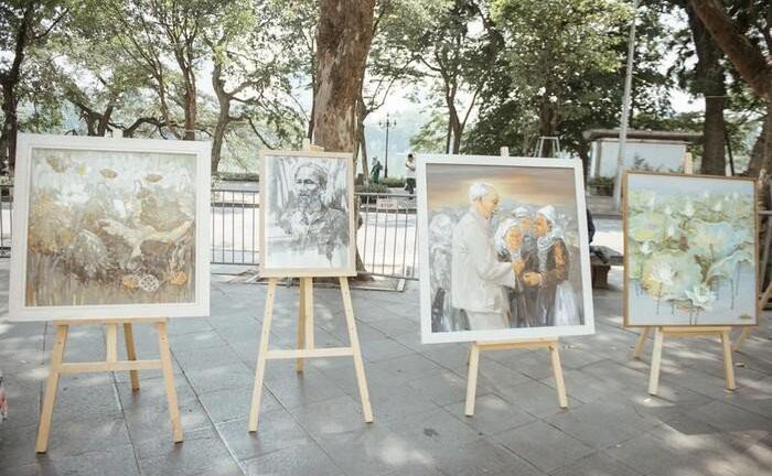 Ra mắt sách 'Việt Nam - Quốc gia của tình thương' và triển lãm tranh về Bác Hồ
