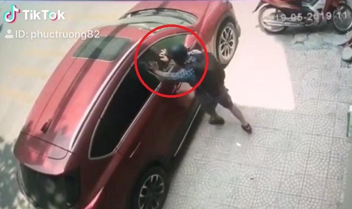 Clip: Đạo chích đập kính ô tô, trộm đồ trong 2 giây gây sốc