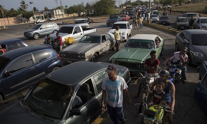 Video: Thảm cảnh ô tô xếp hàng cả cây số, tài xế vật vã chờ 24 tiếng để đổ xăng