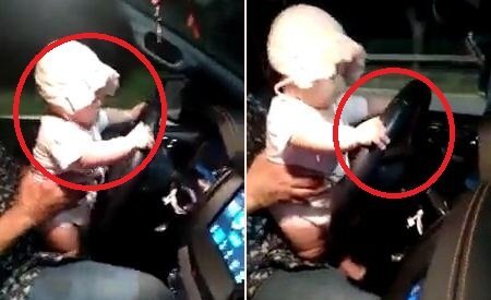 Bố để con vài tháng tuổi lái ô tô, mẹ ngồi cạnh hớn hở quay clip
