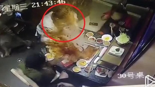 Clip: Nồi lẩu 'phát nổ', nước lẩu sôi sục văng tung tóe vào mặt nữ nhân viên