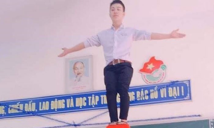 Nam sinh tạo dáng trên 7 chiếc ghế nhựa: Dại dột hay dũng cảm?