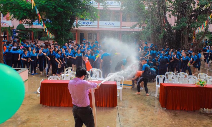 Dùng vòi cứu hỏa phun nước vào học trò, thầy hiệu phó 'đốn tim' dân mạng