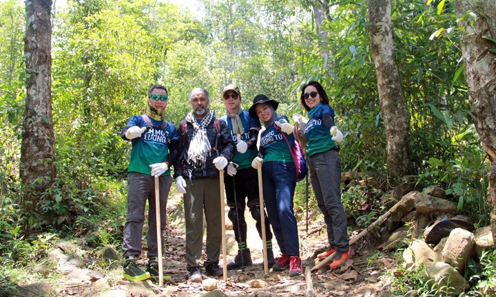 Xem dân văn phòng chinh phục đỉnh Ky Quan San cao 3046m