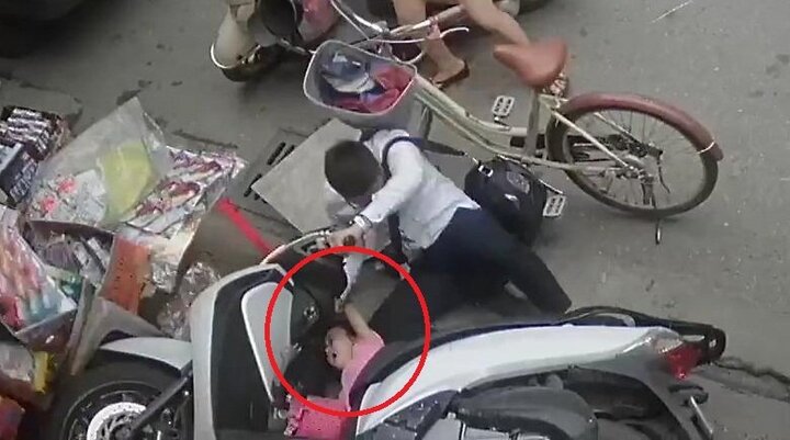 Clip: Bé gái vịn trúng tay ga, xe máy lao vọt vào cửa hàng