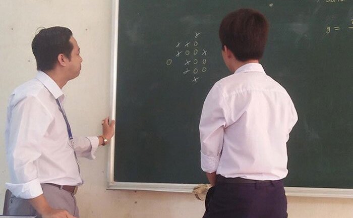 Hình ảnh thầy - trò 'tỷ thí' cờ caro trong lớp học khiến dân mạng thích thú