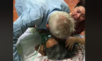 Video: Cảm động giây phút phân ly của cặp vợ chồng già