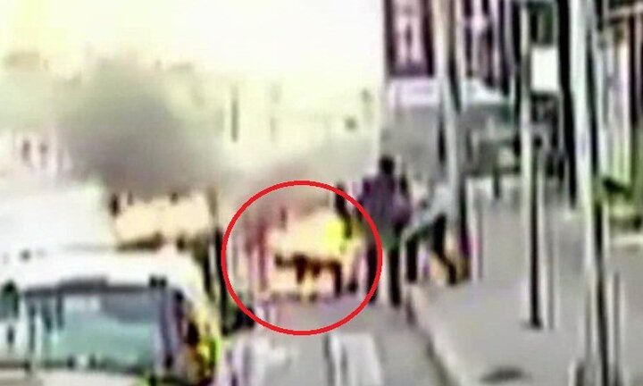 Clip: Tài xế xe buýt cứu người lái xe ba gác bị lửa thiêu sống kịch tính như phim