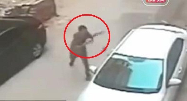 Clip: Bưng gạch đập kính ô tô và cái kết gậy ông đập lưng ông