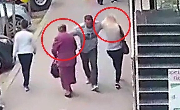 Clip: Gã say vô cớ vung tay đấm ngực 2 phụ nữ trên phố