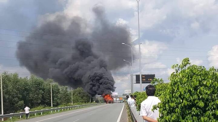 Clip: Xe container cháy rụi trên cao tốc Long Thành