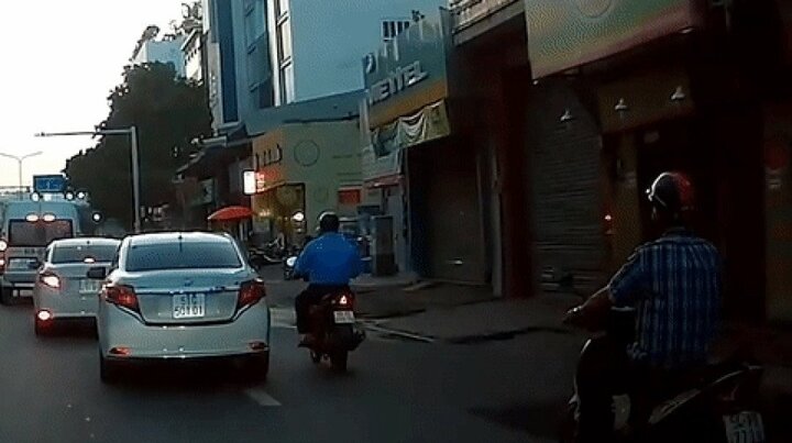 Clip: Ôtô chuyển làn đột ngột, ép người đi xe máy ngã xuống đường