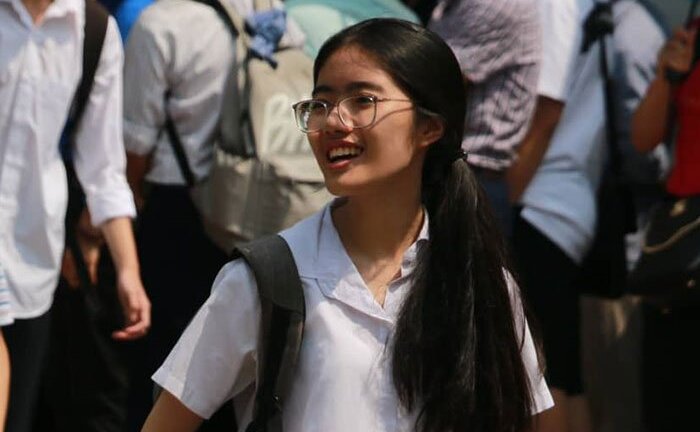 Thí sinh cười tươi, đập tay ăn mừng sau giờ thi Văn lớp 10 chuyên Khoa học Tự nhiên Hà Nội