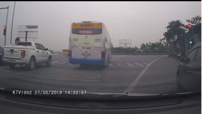 Clip: Xe khách Hoàng Hà ép, tạt đầu xe con để vượt đèn đỏ gây bức xúc