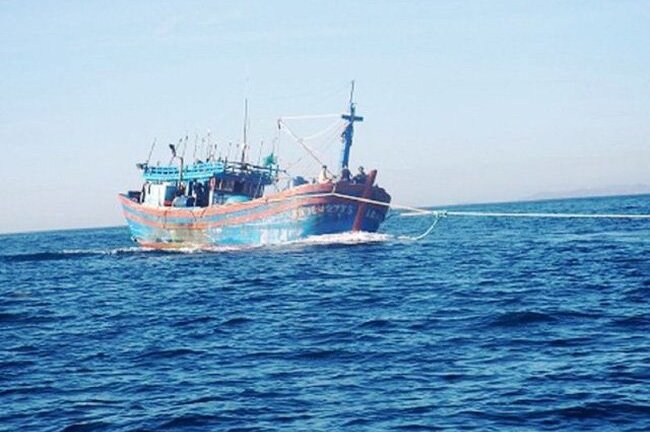 Cứu hộ thành công tàu cá cùng 17 thuyền viên gặp nạn trên biển