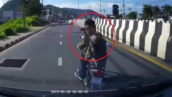 Clip: Bóp còi cảnh báo, xe cứu thương bị 2 côn đồ trả thù bằng vũ khí nóng