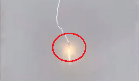 Clip: Vừa rời bệ phóng 10 giây, tên lửa Nga bị sét đánh trúng