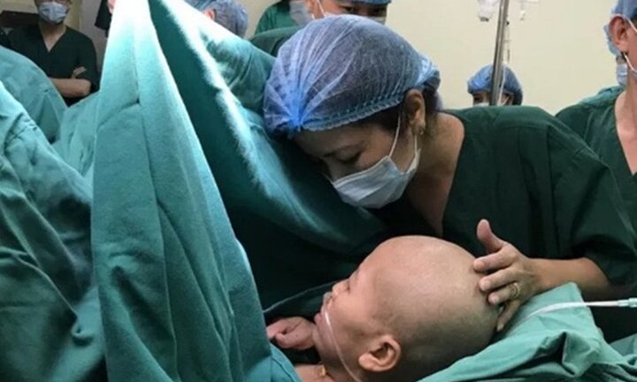 Người mẹ trẻ ung thư quyết sinh con đang mê man, chưa được gặp con