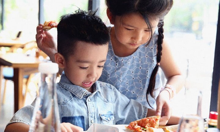 Ca sĩ Ngọc Hiền luôn dạy con gái lớn phải yêu thương em trai bị tự kỷ