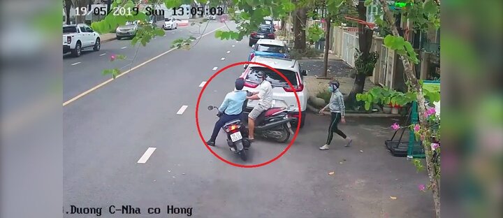 Clip: Bảo vệ khu đô thị ở TP.HCM bắt cướp như phim hành động