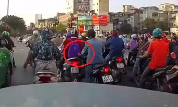 Clip: Tài xế ô tô bóp còi cảnh báo cô gái bị móc túi