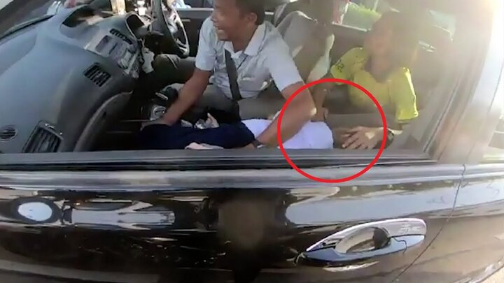Video: Cứu bé gái động kinh trên đường ùn tắc, nam biker được ca ngợi như người hùng