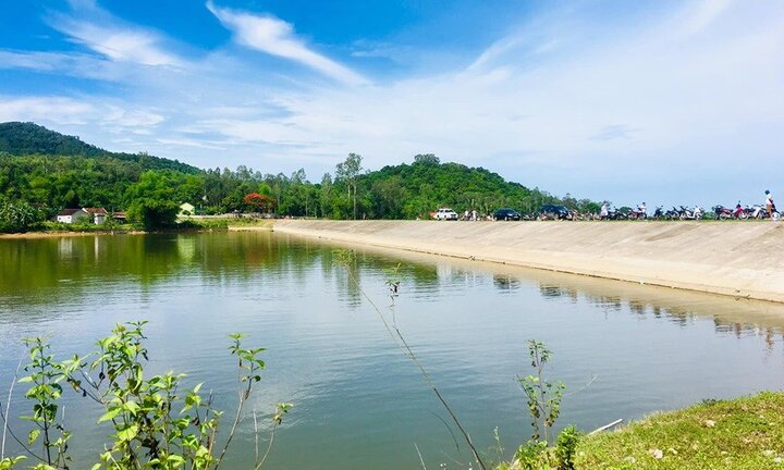 Nhảy xuống đập nước cứu bạn, 5 học sinh chết đuối thương tâm