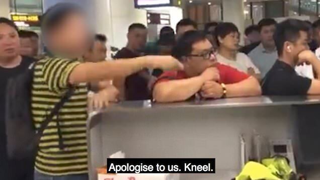 Clip: Chuyến bay bị hoãn, nhóm khách Trung Quốc ép nhân viên sân bay quỳ xin lỗi