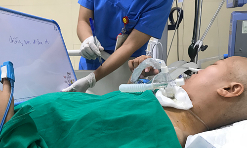 Người mẹ trẻ ung thư giai đoạn cuối tỉnh lại, viết chữ lên bảng hỏi thăm chồng con