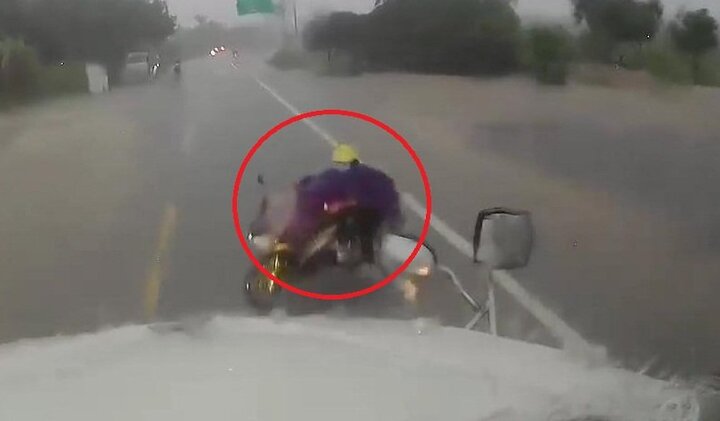 Clip: Cô gái vít ga xe máy, lao thẳng vào đầu container giữa trời mưa
