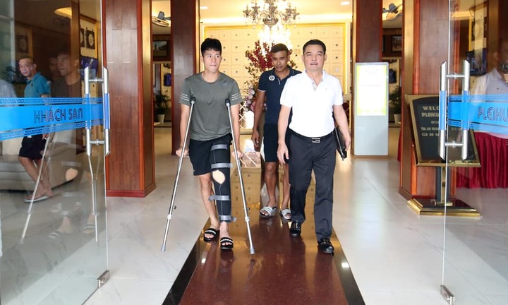 Đình Trọng chống nạng về hội quân cùng tuyển Việt Nam