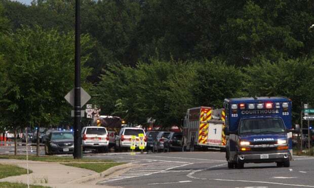 Mỹ rúng động vụ xả súng vào tòa nhà chính quyền khiến 11 người thiệt mạng