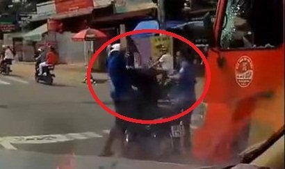 Clip: Cầm mũ bảo hiểm phang vỡ kính xe khách, thanh niên bị đánh hội đồng tơi tả