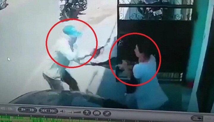 Clip: Người phụ nữ tay không đánh tên cướp có súng chạy trối chết
