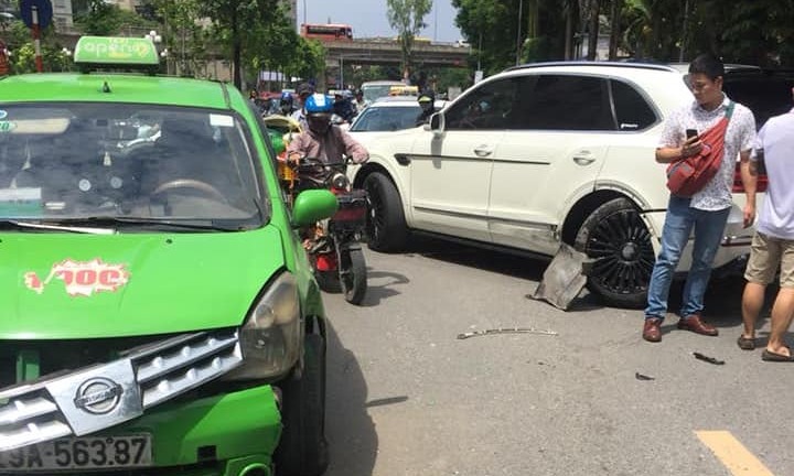 Clip: Siêu xe Bentley vượt ẩu bị xe taxi đâm gẫy trục bánh sau