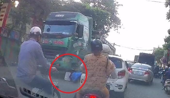 Clip: Xe máy sang đường kiểu tự sát, suýt chết dưới bánh xe 'hổ vồ'