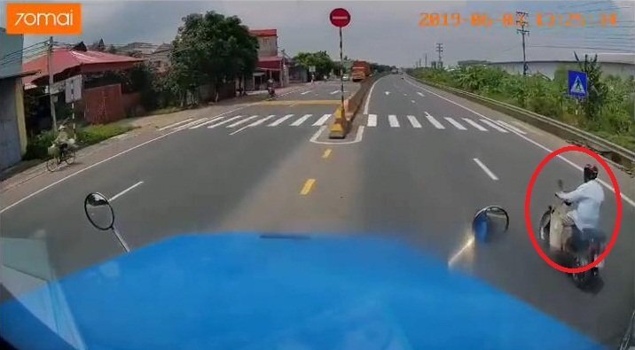 Clip: Xe máy sang đường kiểu tự sát, ép container lao sang làn ngược chiều cực nguy hiểm