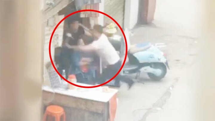 Video: Cảnh sát đột kích bắt kẻ cầm dao, giải cứu nữ con tin như phim hành động